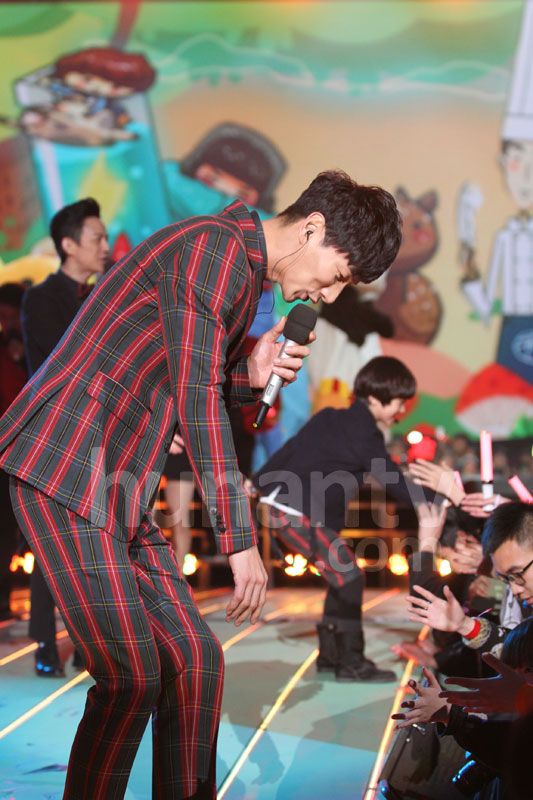 张亮首唱快男宁桓宇创作新歌 与天天跨年有爱