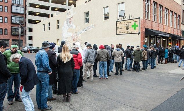 美国科罗拉多州解禁大麻 首日数百人排队购买