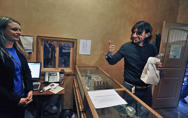 美国科罗拉多州解禁大麻 首日数百人排队购买