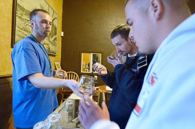 美国科罗拉多州解禁大麻 首日数百人排队购买