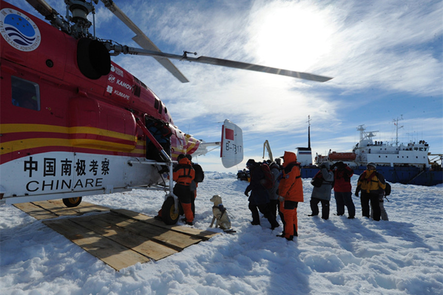中国“雪龙”显身手 南极大营救52人脱困