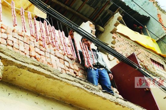 南宁长堽路部分居民房屋被拆 不愿搬走住半截