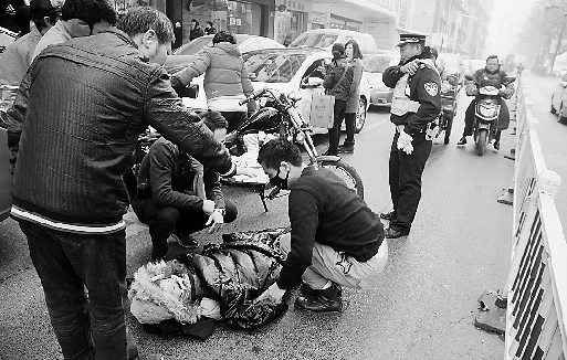 私家车与摩托车闹市区相撞 两辆车上都坐着孕妇