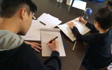 张智霖与儿子魔童勤奋写作业 袁咏仪忙拍照