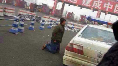 新疆高速路司机跪交警 警方寻人表实情