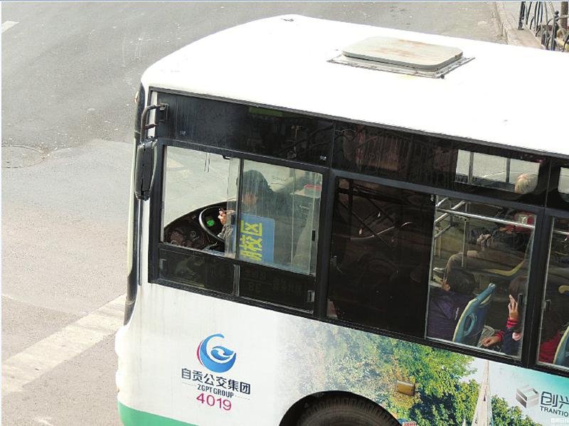 内江公交司机等红灯耍手机 公交集团称:不违规