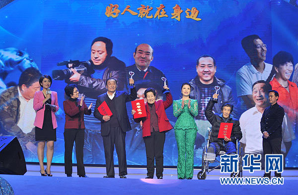 潘迎珍、刘媛媛为三北造林人英雄代表们颁奖