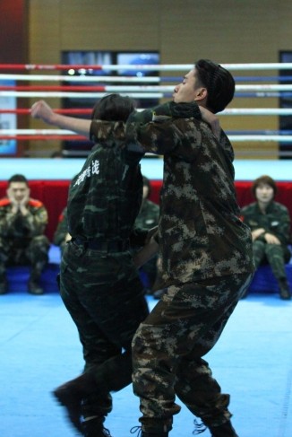 《星兵报到》体验反恐训练 特战女兵吓跑于小