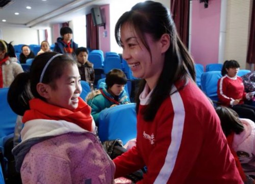 安利志愿者为留守儿童送上温暖大礼包