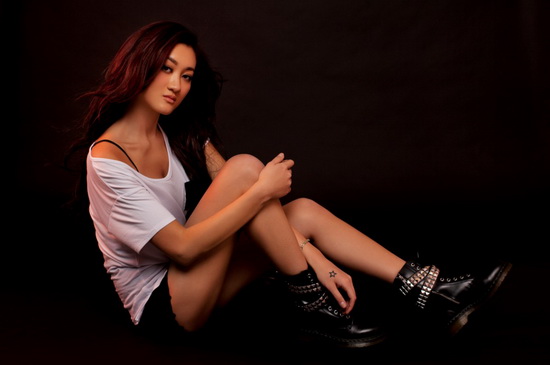 雅娜新歌《shut up》首发 张扬个性大胆青春宣