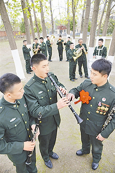 军乐队退伍老兵为新队员传帮带.