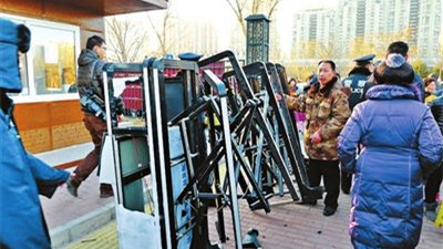 北京新少年宫万人报名 大门被挤成麻花