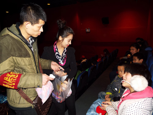 志愿者牵手福利院儿童一起看电影
