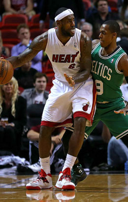 波什太软连遭鸟人奥登抢镜 关键三分挽巨头尊严